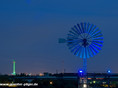 Windrad, im Hintergrund der Kamin der Duisburger Stadtwerke