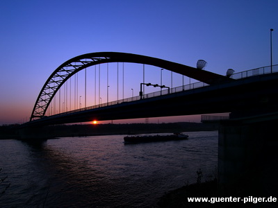 Brücke der Solidarität, Sonnenuntergang Anfang März