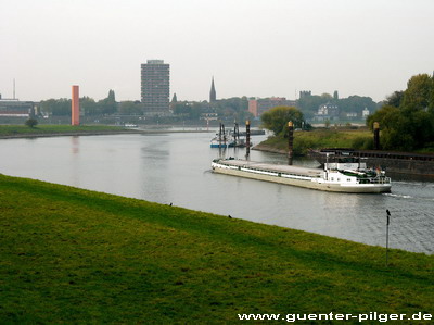 Die Ruhrmündung, hinten links Rheinorange