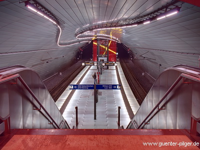 Blick von oben auf den Bahnsteig