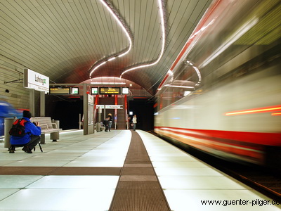 Die Bahn fährt ein