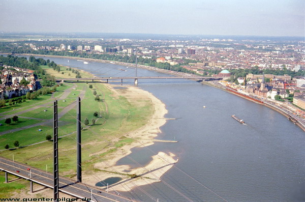 Rhein Richtung Norden mit Rheinkniebrücke (vorn) und Oberkassler Brücke (hinten)