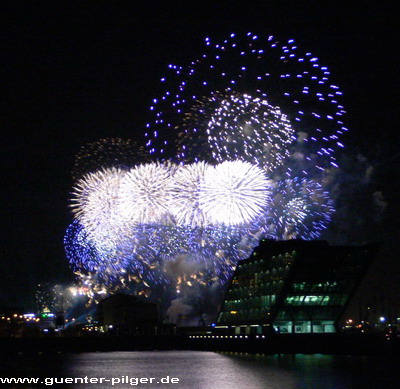 Feuerwerk anlässlich der Schiffstaufe der "Aida Diva"