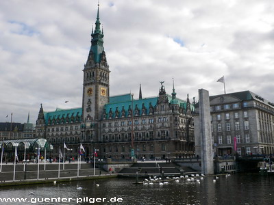 Rathaus mit Mahnmal für die Kriegsopfer