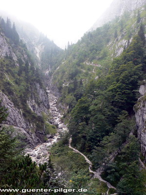 Weg hinter der Klamm zur Hütte