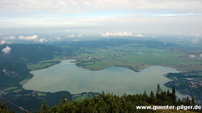 Der Kochelsee, welcher mit 600m Höhe 270 Meter tiefer als der Startpunkt liegt.