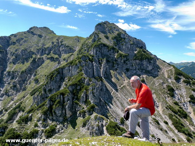 Der weitere Weg nach der Rast auf dem Bergsattel zum Gipfel 