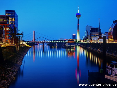 Der Medienhafen mit Rheinturm