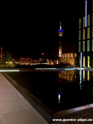 Blick auf den Rheinturm am Hotel Hyatt