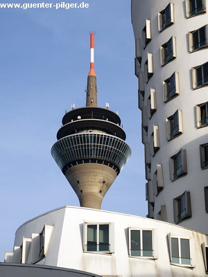 Rheinturm mit Gehry-Haus