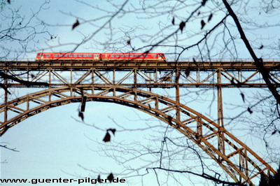 Zug auf der Brücke