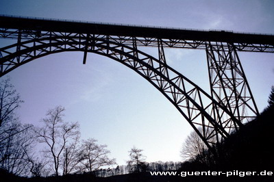 Brücke in der Dämmerung