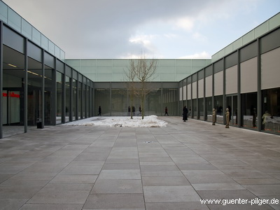 Atrium, links ein Restaurant