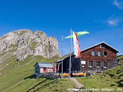 Die Nördlinger Hütte mit der Reither Spitze