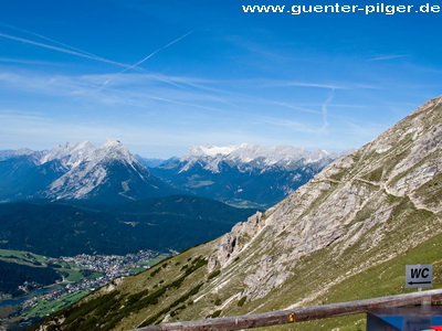 Blick von der Hüttenterasse auf Seefeld und das Inntal