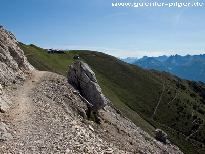 Blick vom Kuntnersteig auf die Hütte und dem Aufstiegsweg