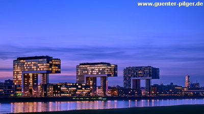 Köln-Rheinauhafen: Kranhäuser bei Nacht