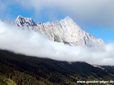 Blick auf die Hochwand (2719m) und Mieminger Kette