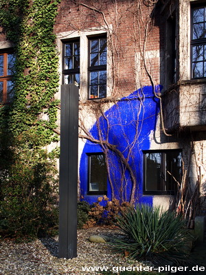 Jo Schöpfer: "Stele", Bronze