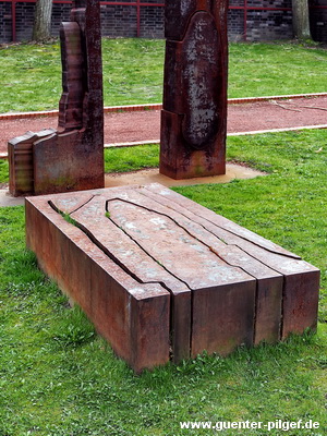 Ansgar Nierhoff: Doppelstele und Bodenobjekt