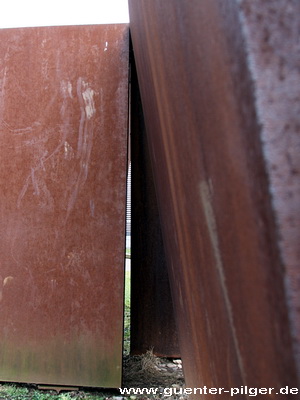 Richard Serra (*1939): "Inverted House of Cards" (1969/83) 