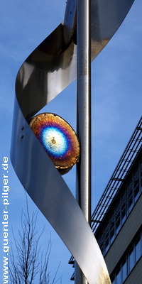 Skulptur vor dem Finanzamt Altendorfer Straße