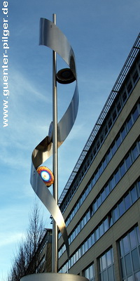 Skulptur vor dem Finanzamt Altendorfer Straße