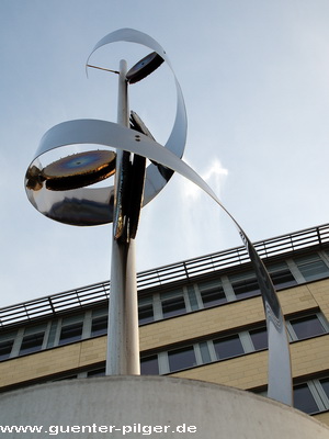 Skulptur vor dem Finanzamt Altendorfer Straße