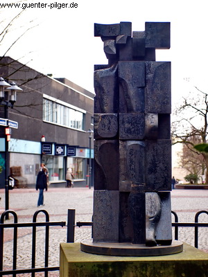 Max Schmitz (*1936 in Oberhausen) "WIR" (1993), Stahl