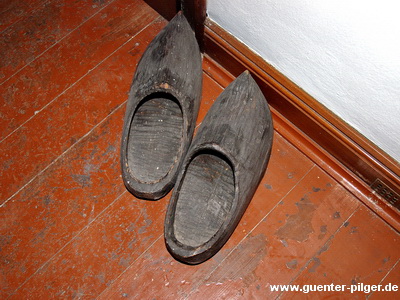 Holzschuhe in der Küche