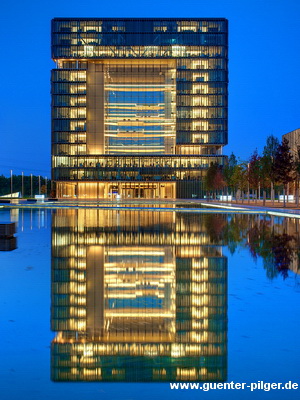 ThyssenKrupp - Hauptquartier bei Nacht