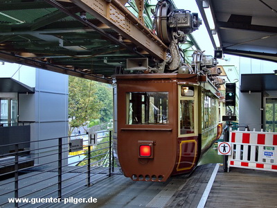 Wuppertaler Schwebebahn - Landgericht mit Kaiserwagen