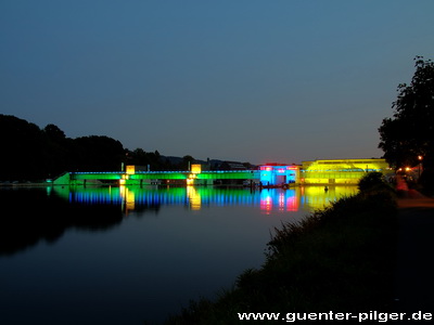 Das Wehr mit dem Kraftwerk (rechts)