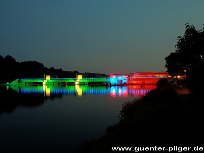 Das Wehr mit dem Kraftwerk (rechts)