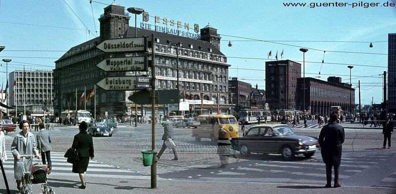 Bahnhofsplatz mit Handelshof und Haus der Technik