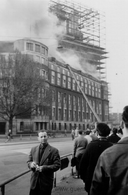 Das alte Rheinstahlhaus in Flamme