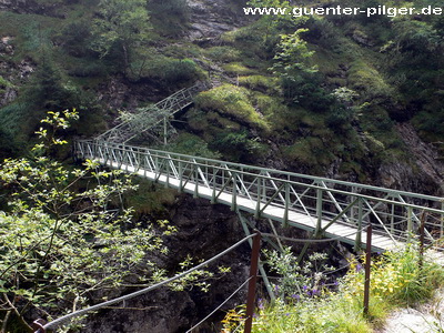 Hohe Brücke über der Klamm