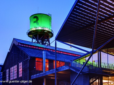 Jahrhunderthalle mit Wasserturm