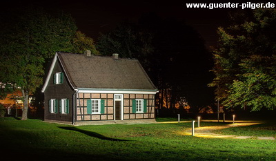 Das Stammhaus bei Nacht