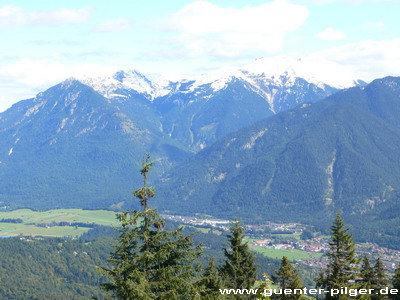 Gipfelblick auf Mittenwald mit verschneiten Bergen