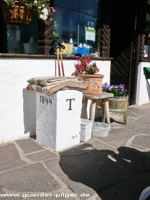 Grenzstein auf der Terrasse