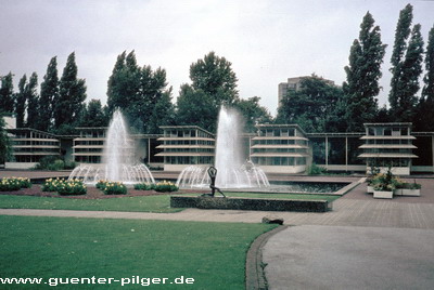 Volieren und Springbrunnen