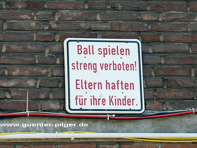 Schild am Fußballstadion RWE