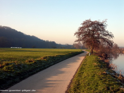 Leinpfad bei Heisingen in der Dezember-Sonne