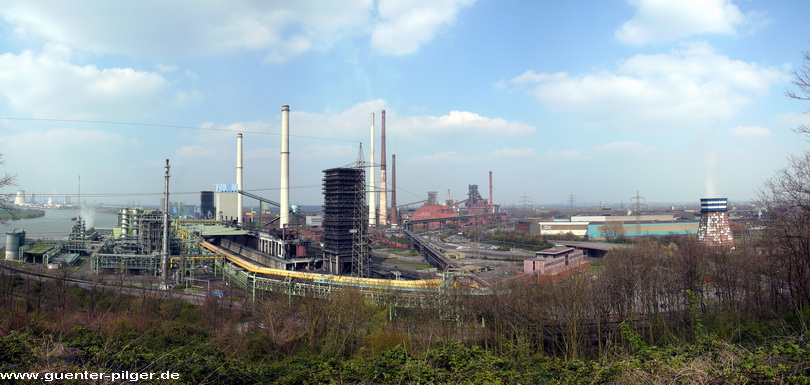 Kokerei (links) und Stahlwerk Schwelgern der ThyssenKrupp AG