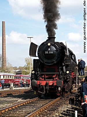 65 018 bereit zu einer kleinen Mitfahrt