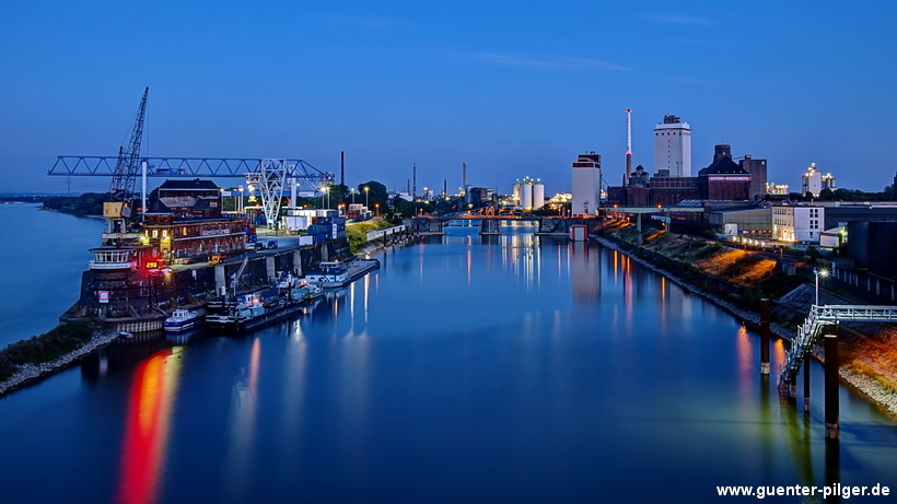 Uerdinger Hafen bei Nacht