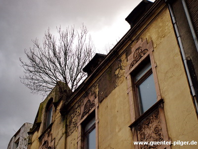 Ehemals reich verziertes Wohnhaus