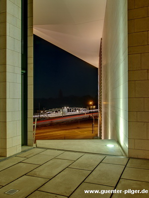 Blick vom östlichen Atrium auf die B1 mit der Haltestelle Hauptfriedhof