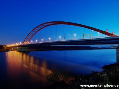 Blick vom rechten Rheinufer auf die Brücke